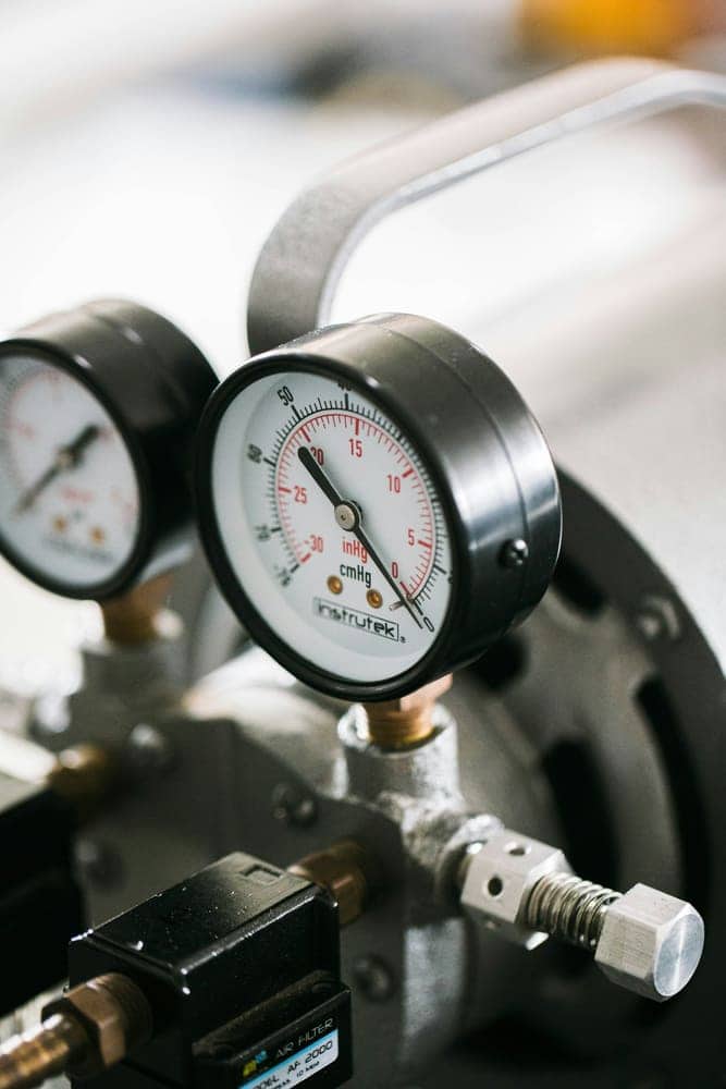 Manifold gauge set reading system pressure